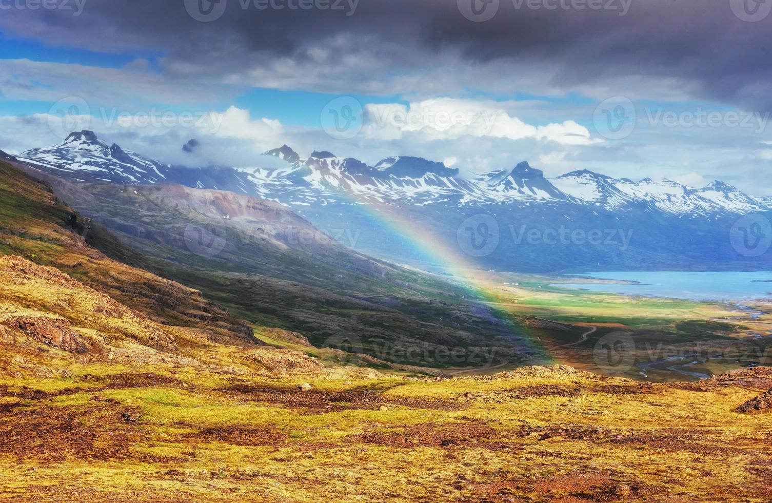 vistas fantásticas das montanhas e um pouco de chuva foto