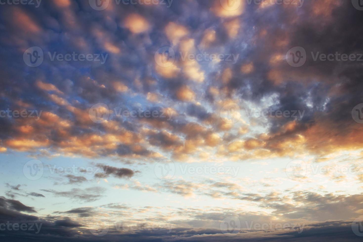 fantástico pôr do sol nas montanhas cumulus nuvens foto