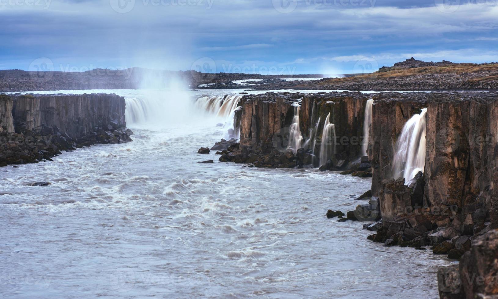 vistas fantásticas da cachoeira selfoss no parque nacional vatnaj foto