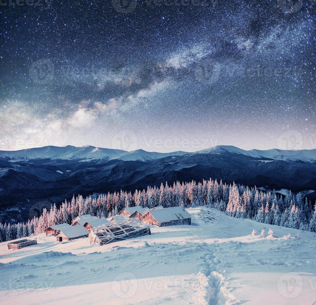 chalés nas montanhas à noite sob as estrelas. Cárpatos, foto