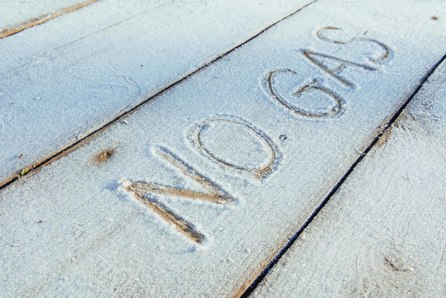 escrevendo na neve. textura de madeira. foto