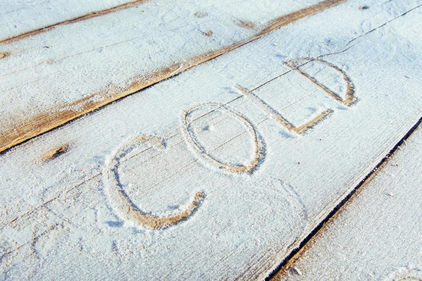 escrevendo na neve. textura de madeira. foto