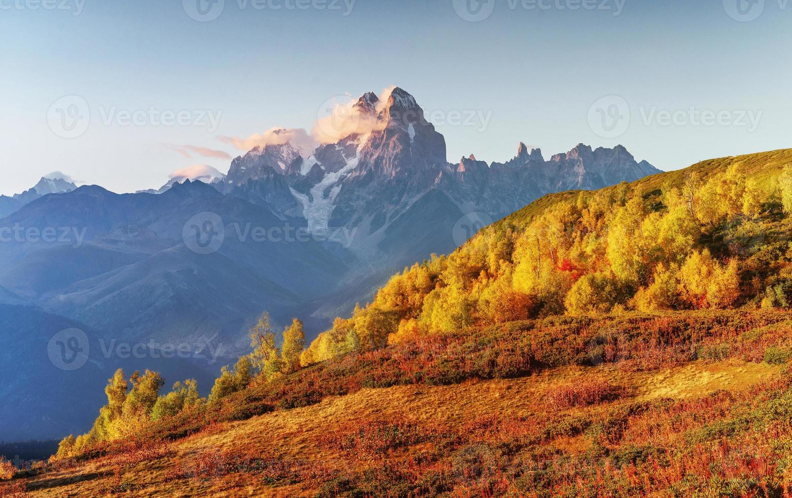 nevoeiro espesso no goulet da passagem da montanha. paisagem de outono. Geórgia foto