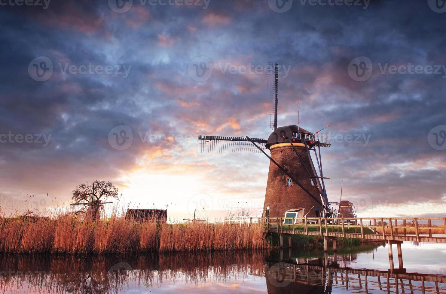 a estrada que leva aos moinhos de vento holandeses do canal foto