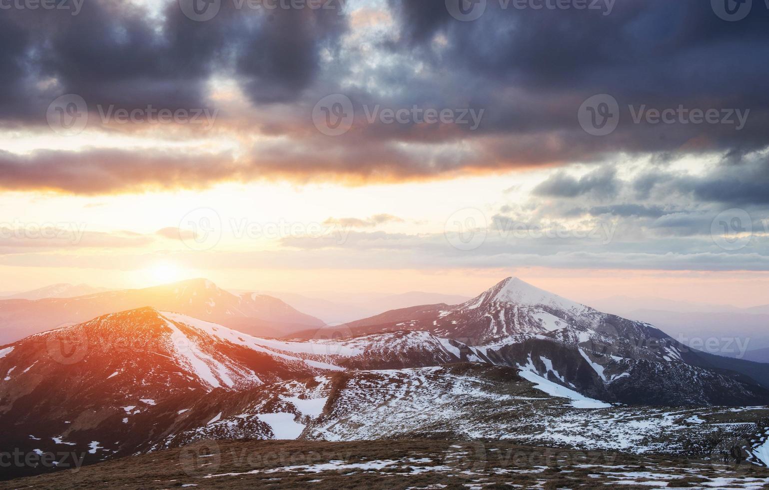 pôr do sol colorido da primavera sobre as cadeias de montanhas no nacional foto