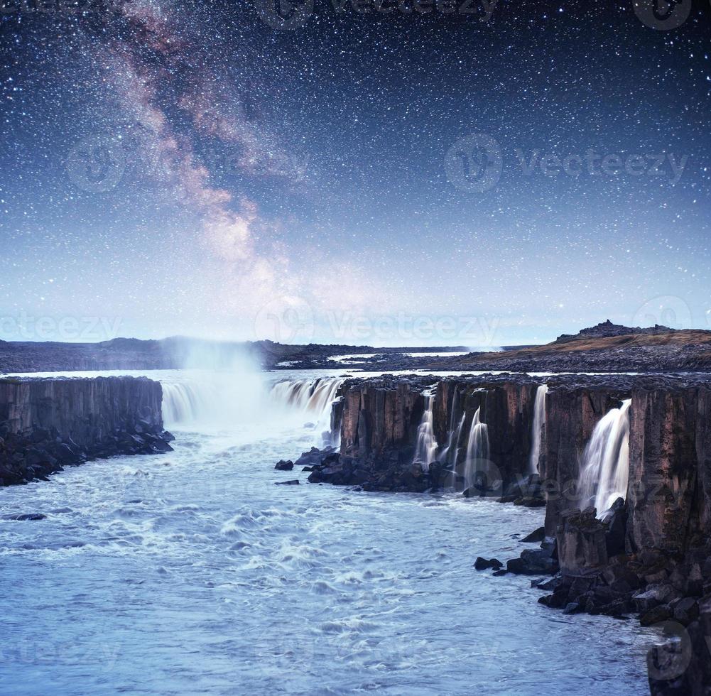 vistas fantásticas da cachoeira selfoss no parque nacional vatnaj foto