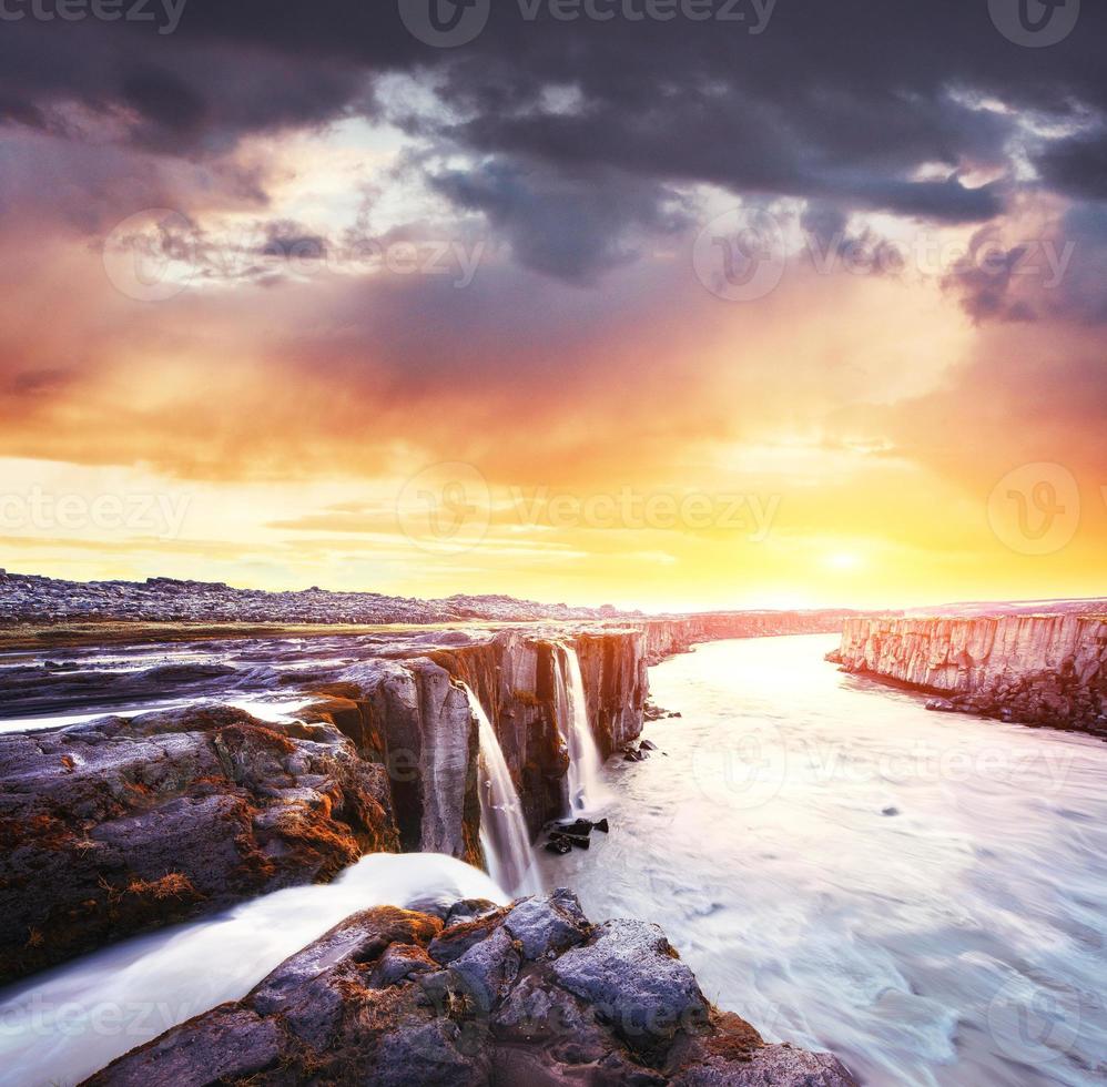 vistas fantásticas da cachoeira selfoss no parque nacional vatnaj foto