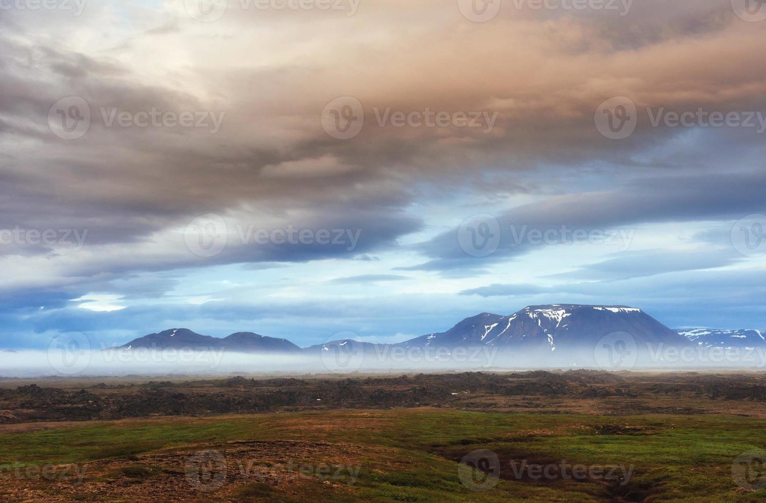 as paisagens pitorescas florestas e montanhas da Islândia. foto