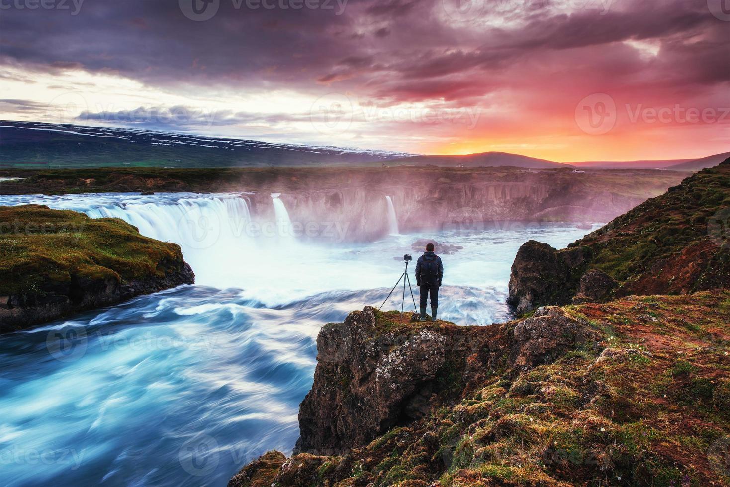 bela cachoeira islandesa hodafoss. foto