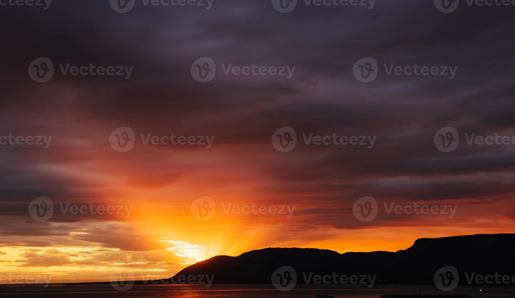 pôr do sol colorido sobre as montanhas. vistas fantásticas das terras foto