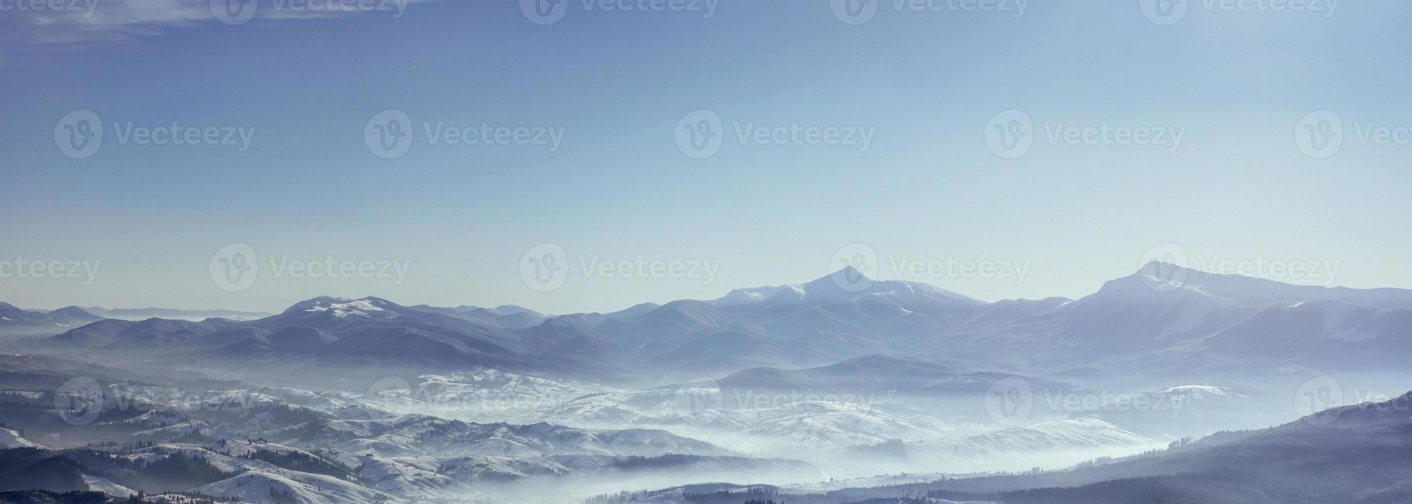 picos de montanhas nevadas com névoa em dia ensolarado. cárpato foto