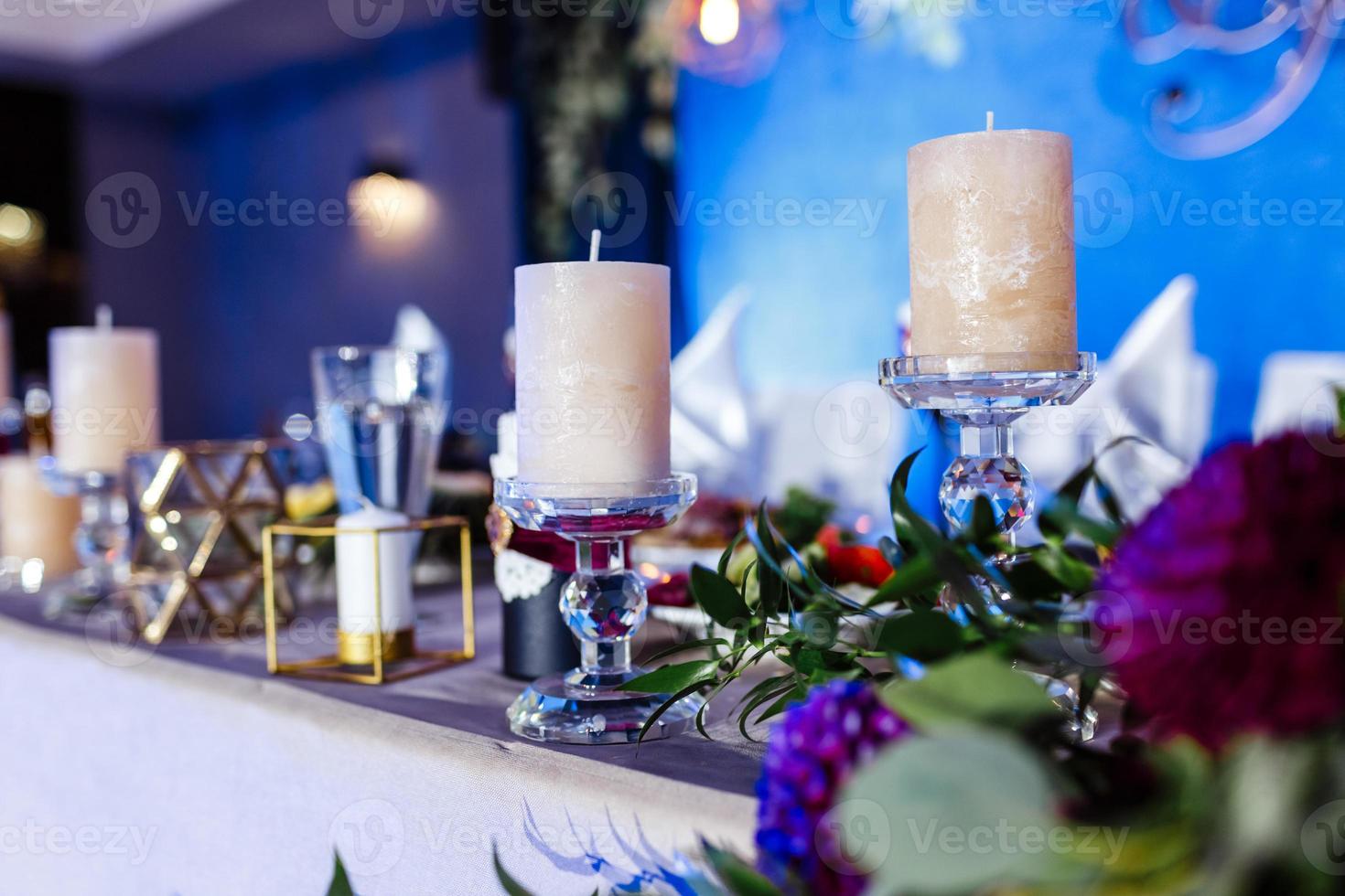 configuração de mesa na recepção do casamento. composições florais com lindas flores e hortaliças, velas na mesa decorada. aconchego e estilo. design de eventos moderno. foco seletivo. foto