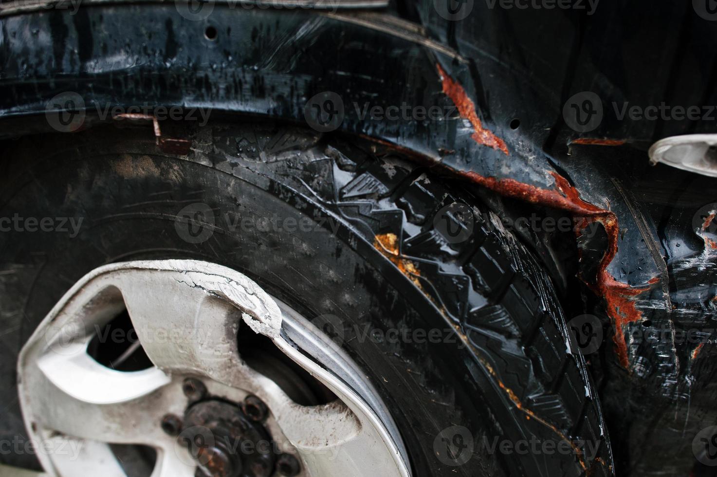 carro após o acidente. extremidade dianteira de um veículo após um acidente de carro foto