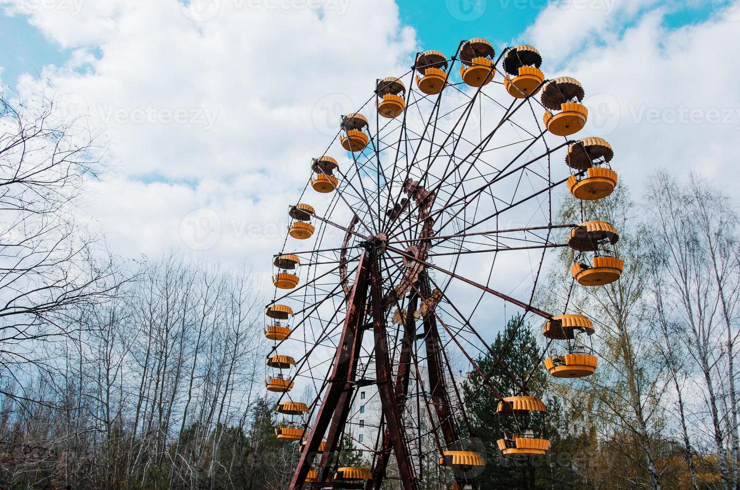 roda gigante abadonrd na cidade fantasma de pripyat na zona de exclusão de chernobyl, ucrânia foto