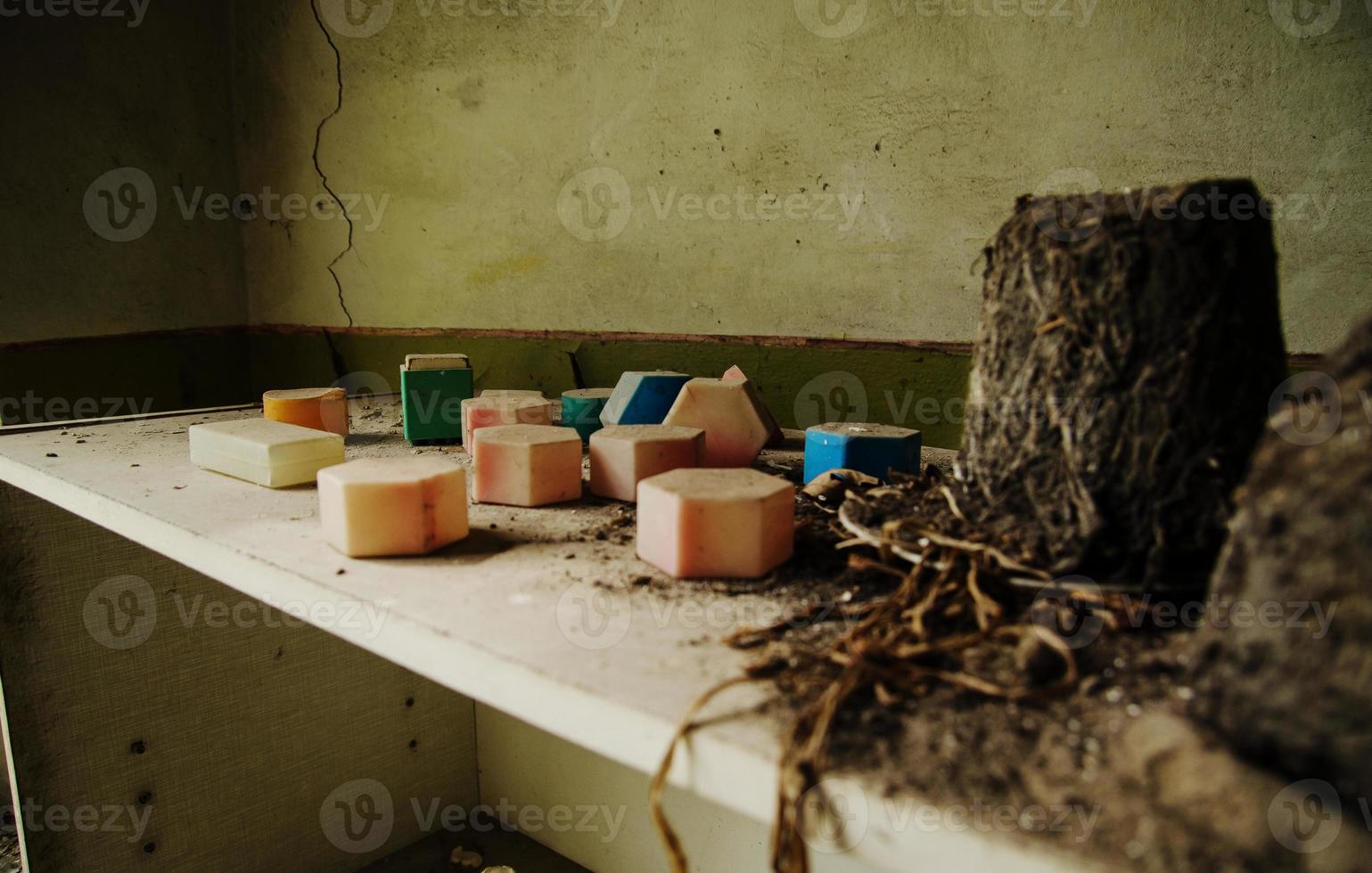 brinquedos soviéticos de cubos empoeirados na área de desastre nuclear de chernobyl. foto