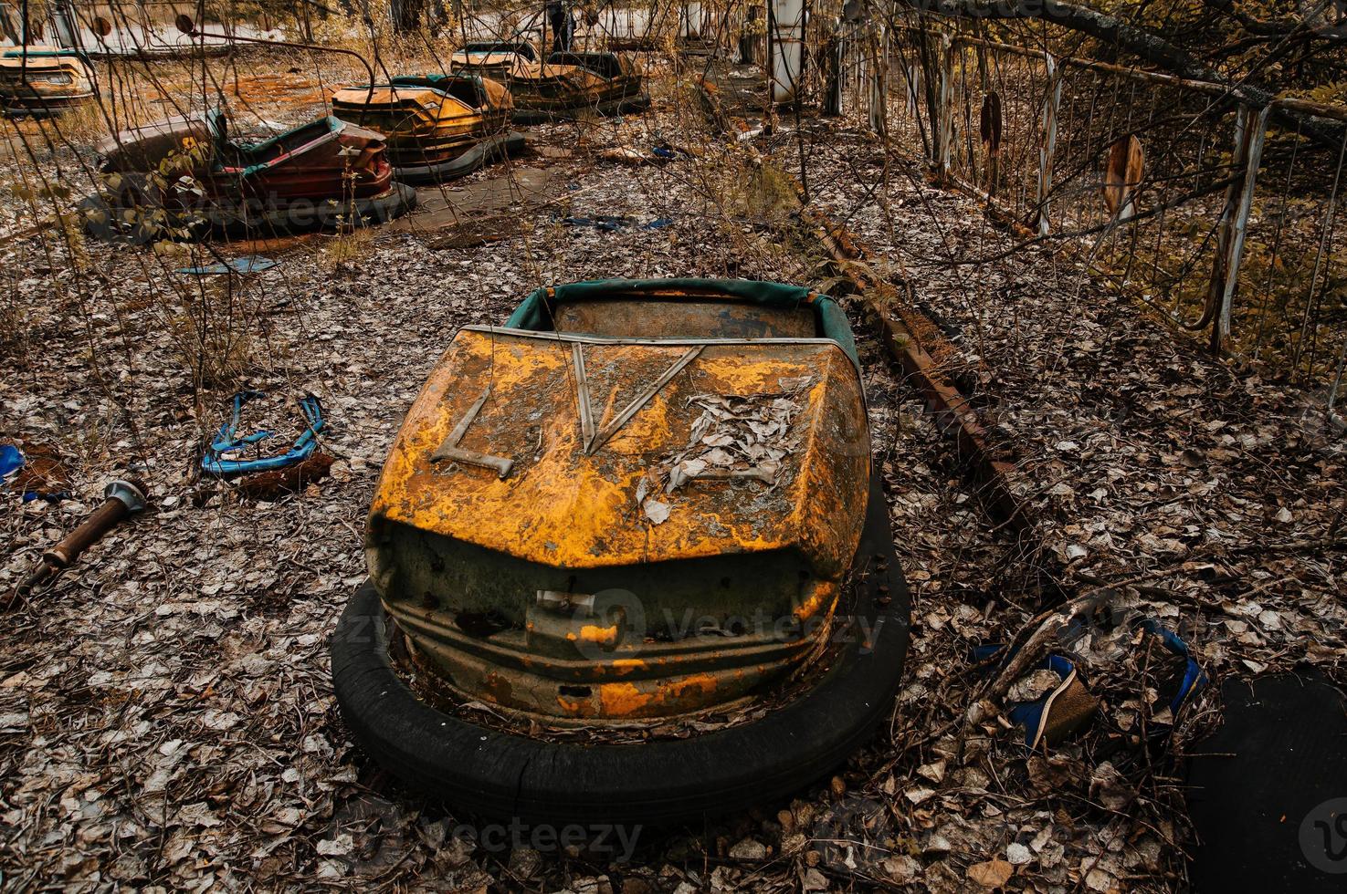 parque de diversões abandonado com carros enferrujados na cidade de pripyat na zona de exclusão de chernobyl. foto