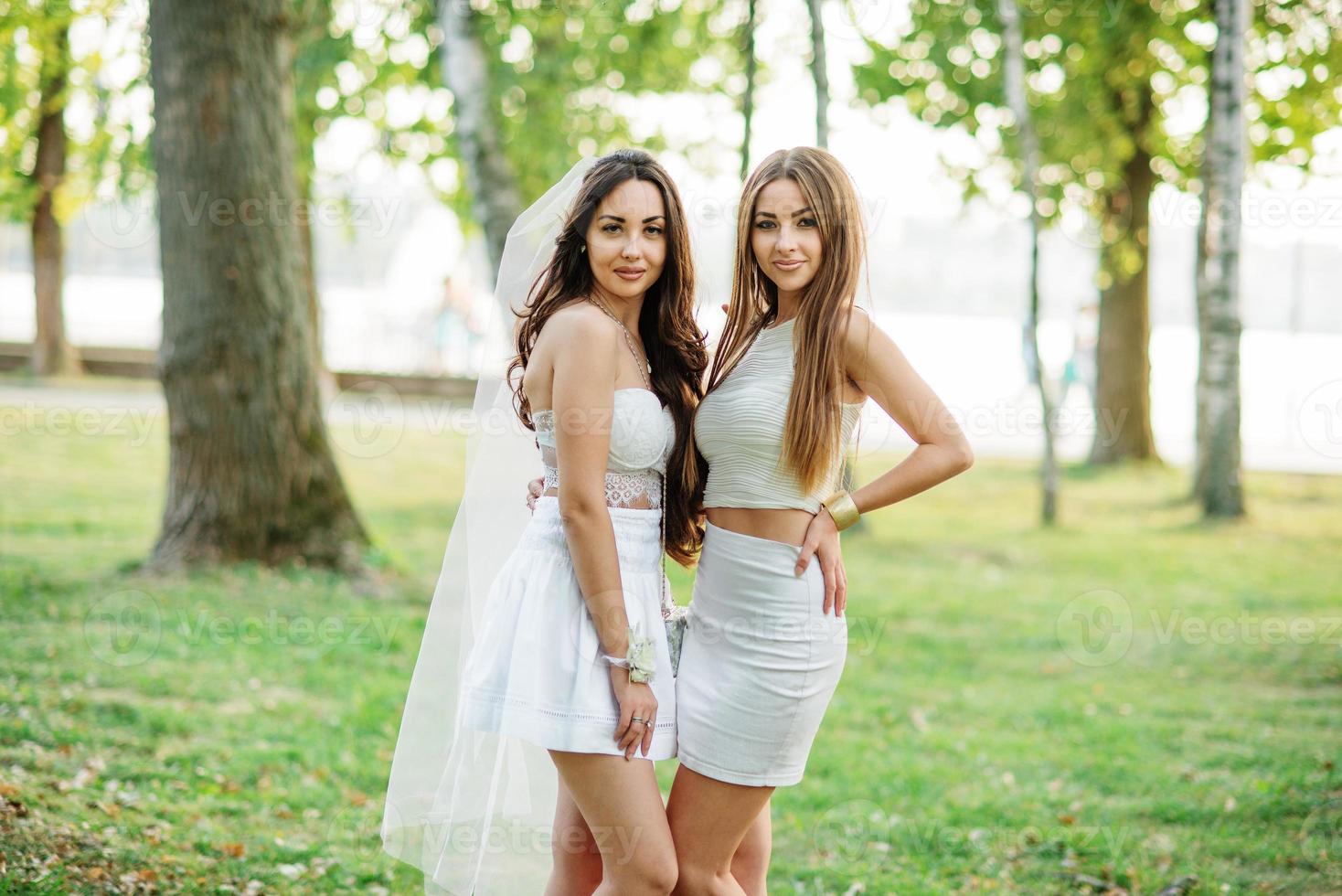 duas amigas se divertindo no parque na festa de despedida. foto