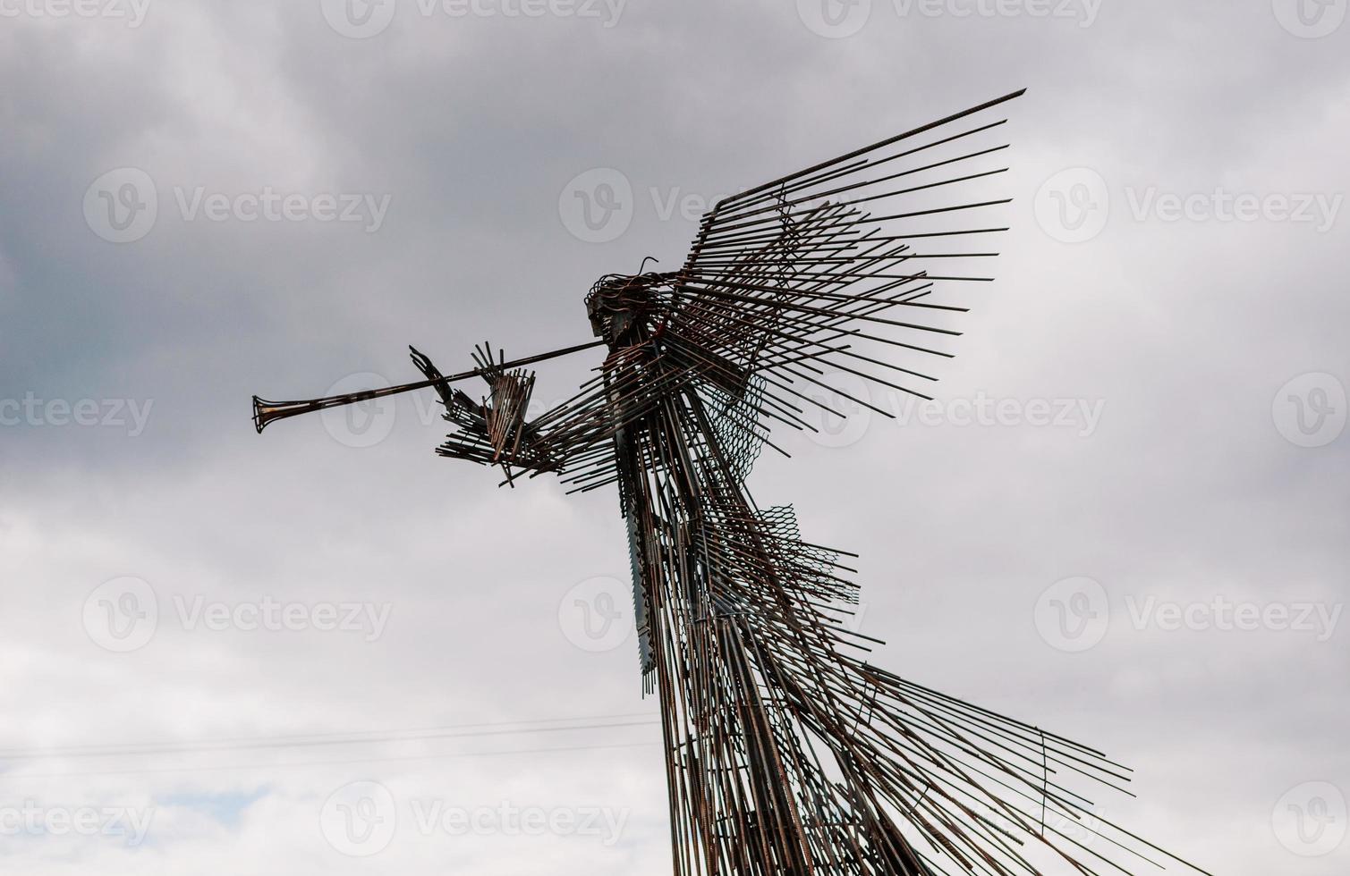 monumento do fundo do anjo de ferro céu nublado na cidade radioativa de chernobyl foto