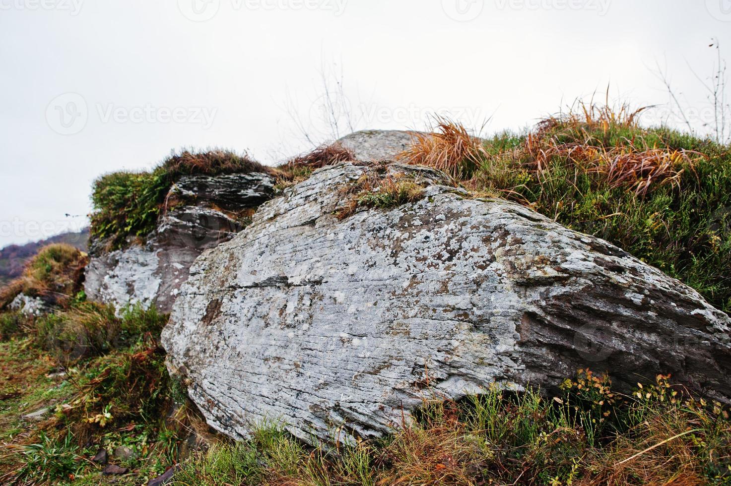 grandes pedras rochosas no sopé da montanha foto