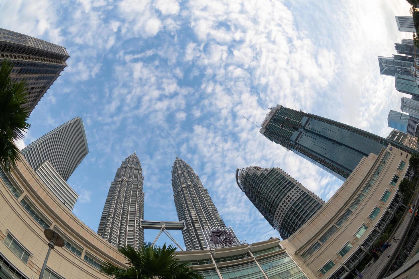 vista de olho de peixe klcc torre em ângulo baixo foto