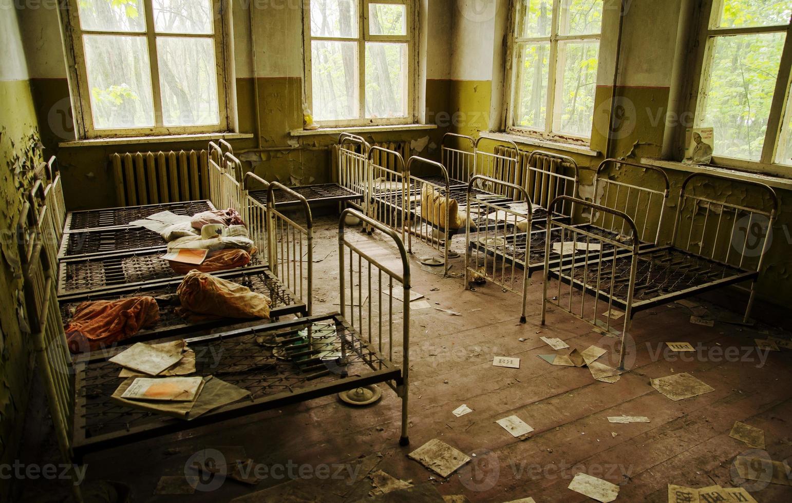 velhas camas soviéticas enferrujadas no jardim de infância na cidade fantasma de chernobyl, ucrânia. foto