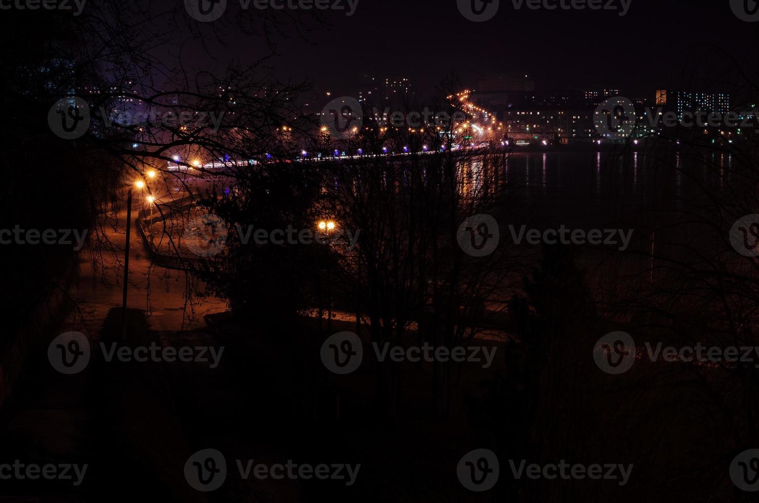 panorama das luzes da cidade à noite e reflexões no lago em ternopil, ucrânia, europa. foto