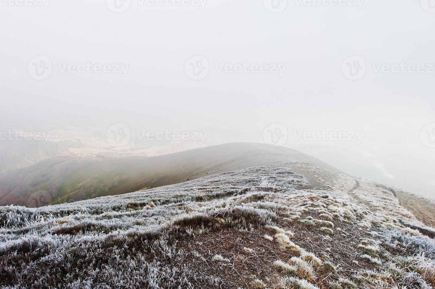 descendo a montanha na manhã congelada e neblina. foto