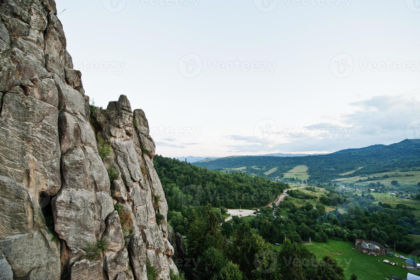 ruínas da fortaleza de tustan de rochas na ucrânia dos cárpatos. vista na vila de acampamento foto