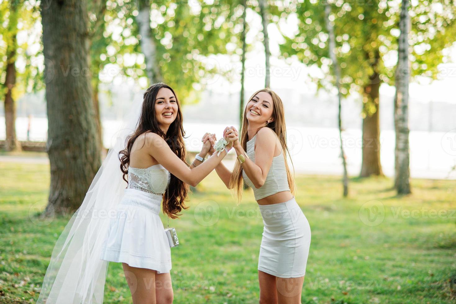 duas amigas se divertindo no parque na festa de despedida. foto