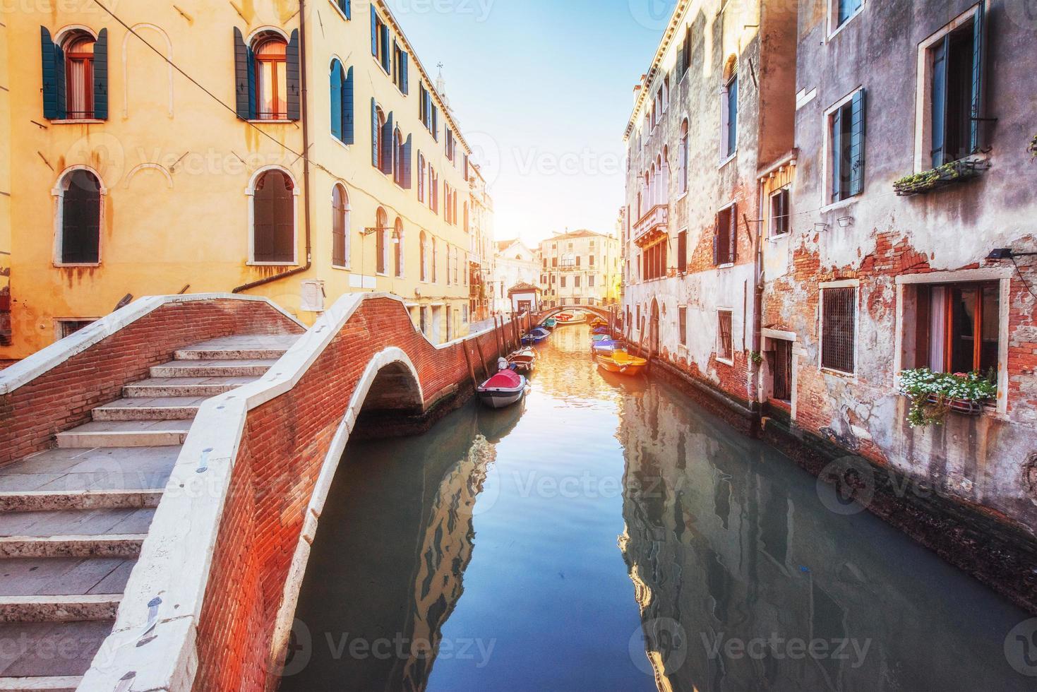 gôndolas no canal em Veneza. é um destino turístico popular da Europa foto