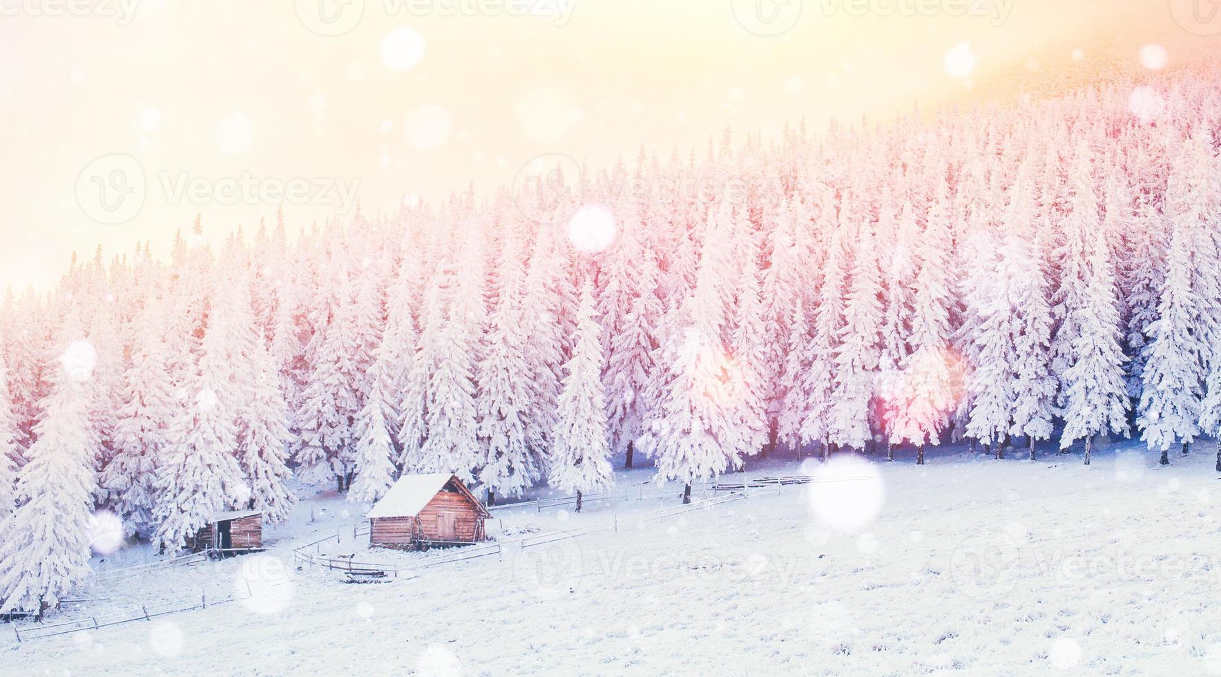 cabana nas montanhas no inverno, fundo com um pouco de alta suave foto