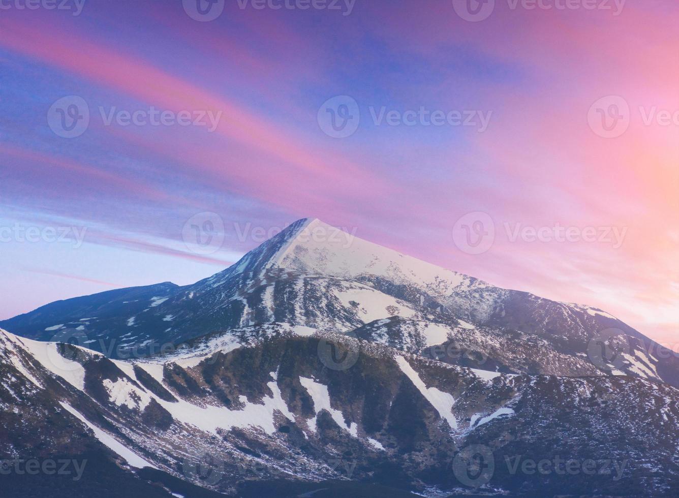 misteriosa paisagem de inverno majestosas montanhas em foto