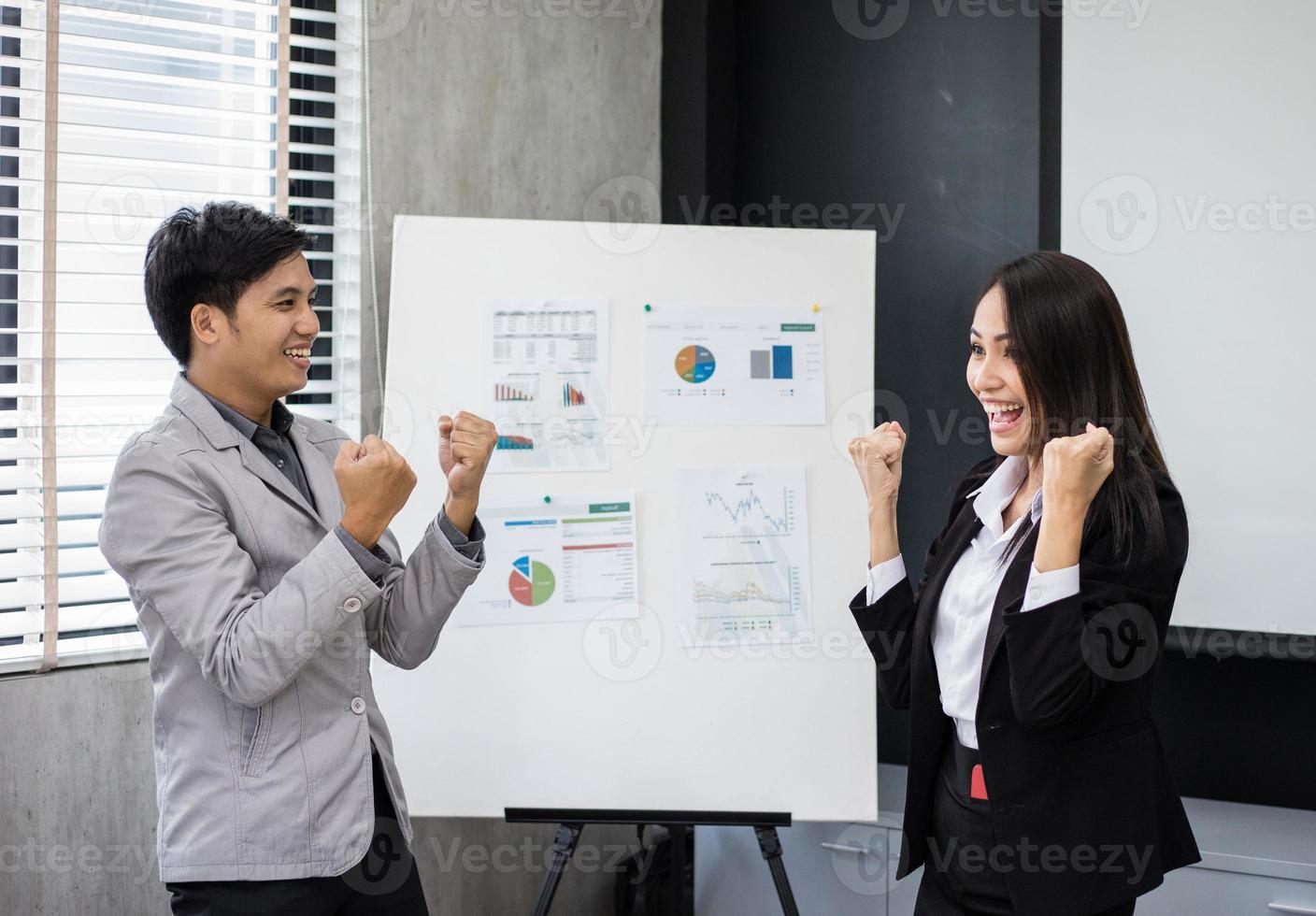 empresários e empresárias asiáticos sucesso e conceito vencedor - equipe feliz com as mãos levantadas celebrando o avanço e as conquistas foto