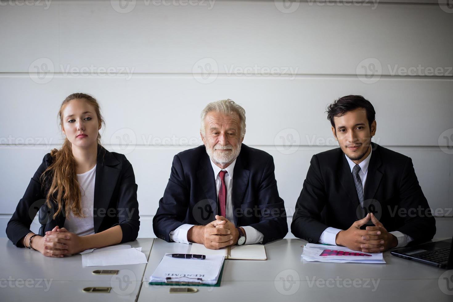 empresários e empresárias discutindo documentos para o conceito de entrevista de emprego foto