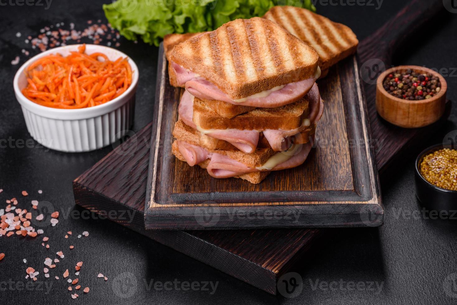 deliciosa grelha de torradas frescas com queijo e presunto. sanduíches, lanche rápido foto