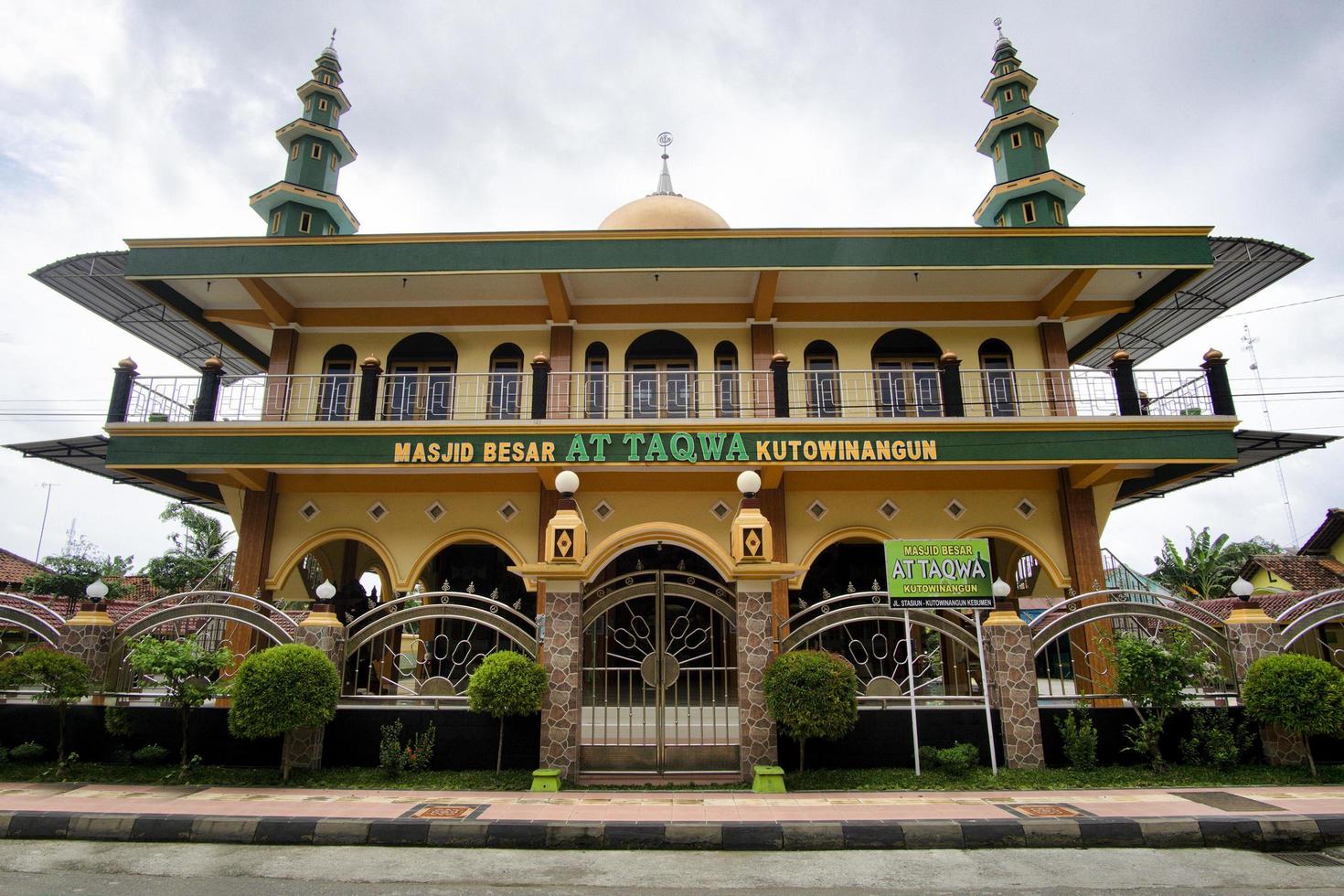 13 de dezembro de 2020, arquitetura de uma mesquita em kebumen, indonésia. foto