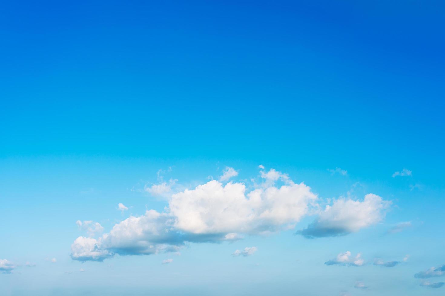 céu azul e nuvens de fundo natural. foto