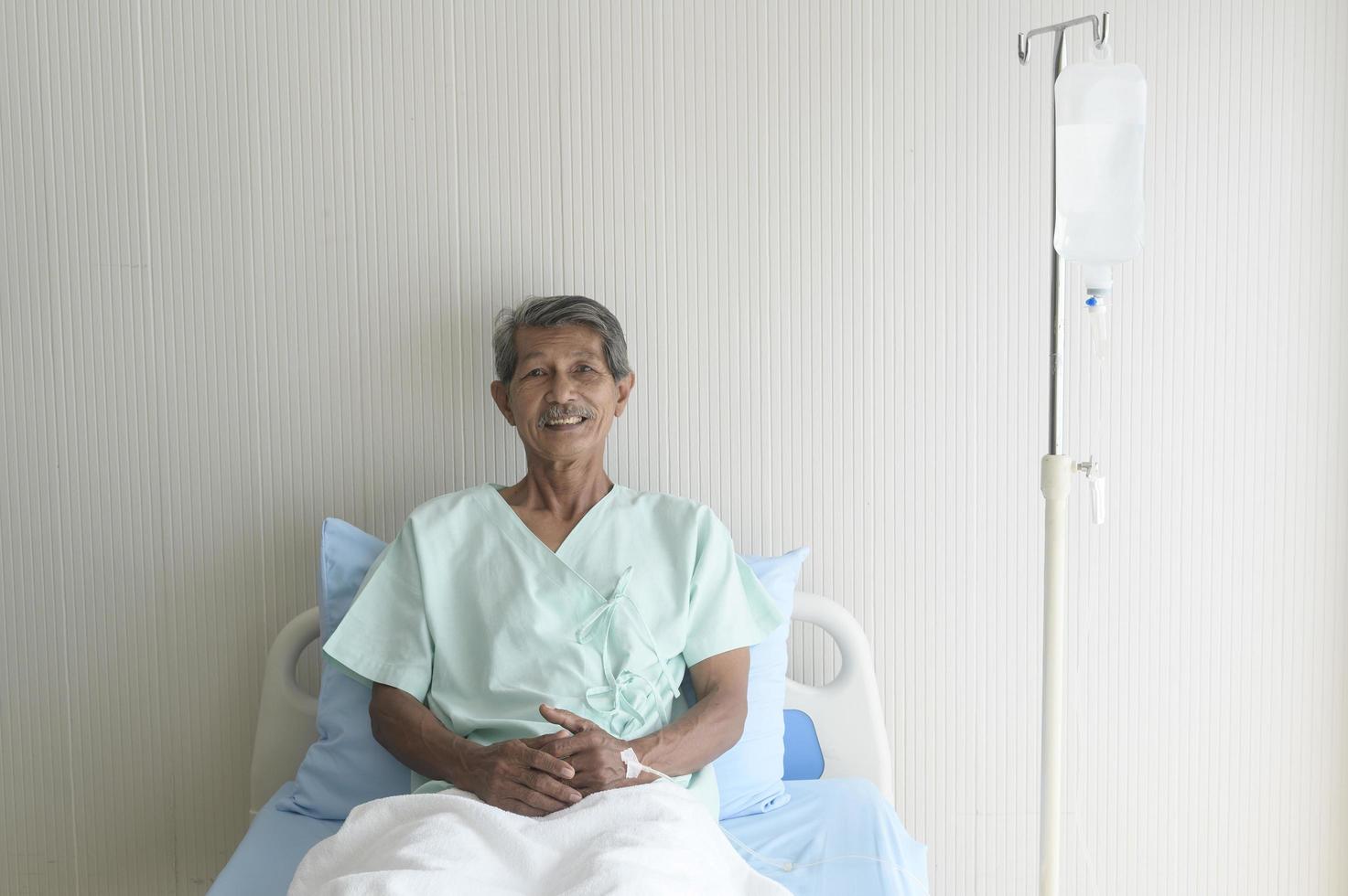retrato de paciente sênior deitado na cama no hospital, cuidados de saúde e conceito médico foto