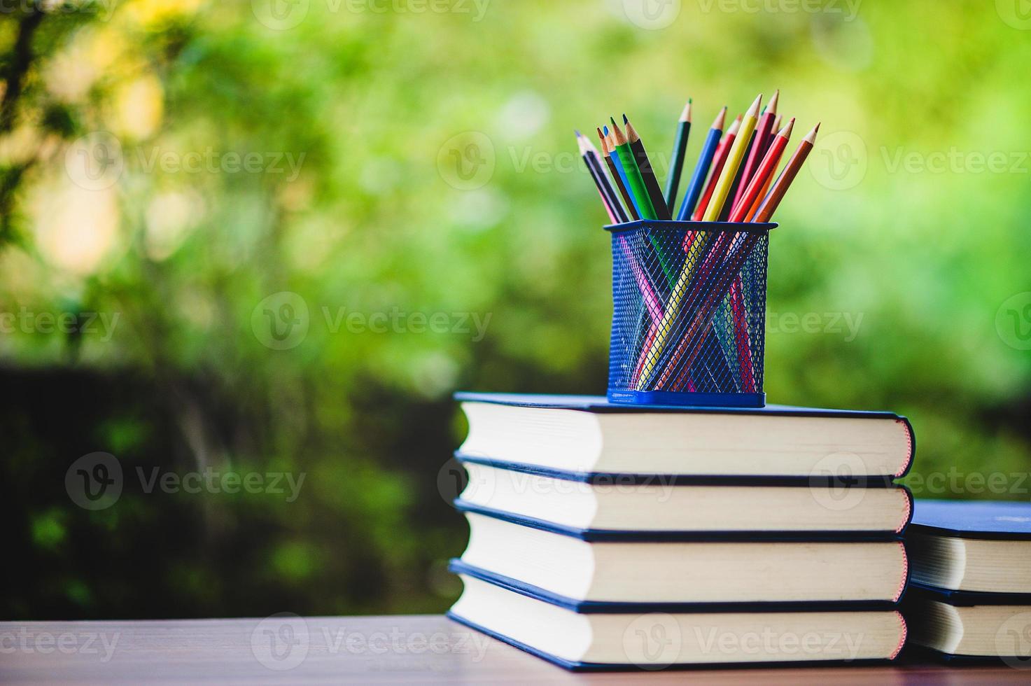 estudar livros e materiais de aprendizagem. foto