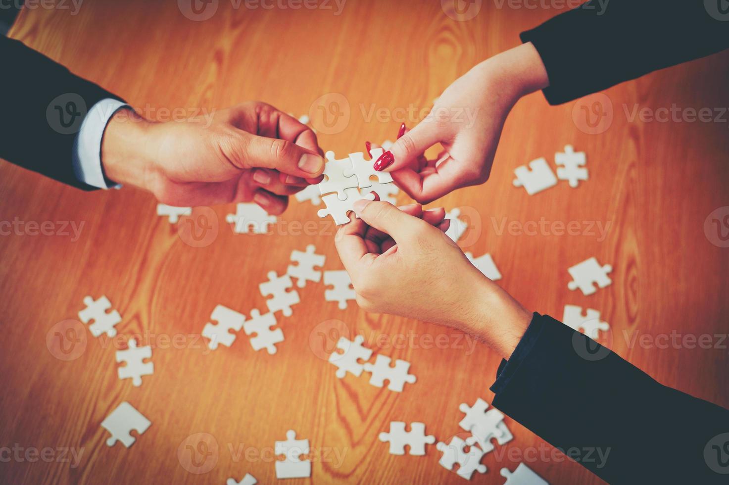 negócios e reuniões e unidade de trabalho. trabalhar efetivamente trabalho em equipe fazendo negócios na mesa ideias de negócios foto