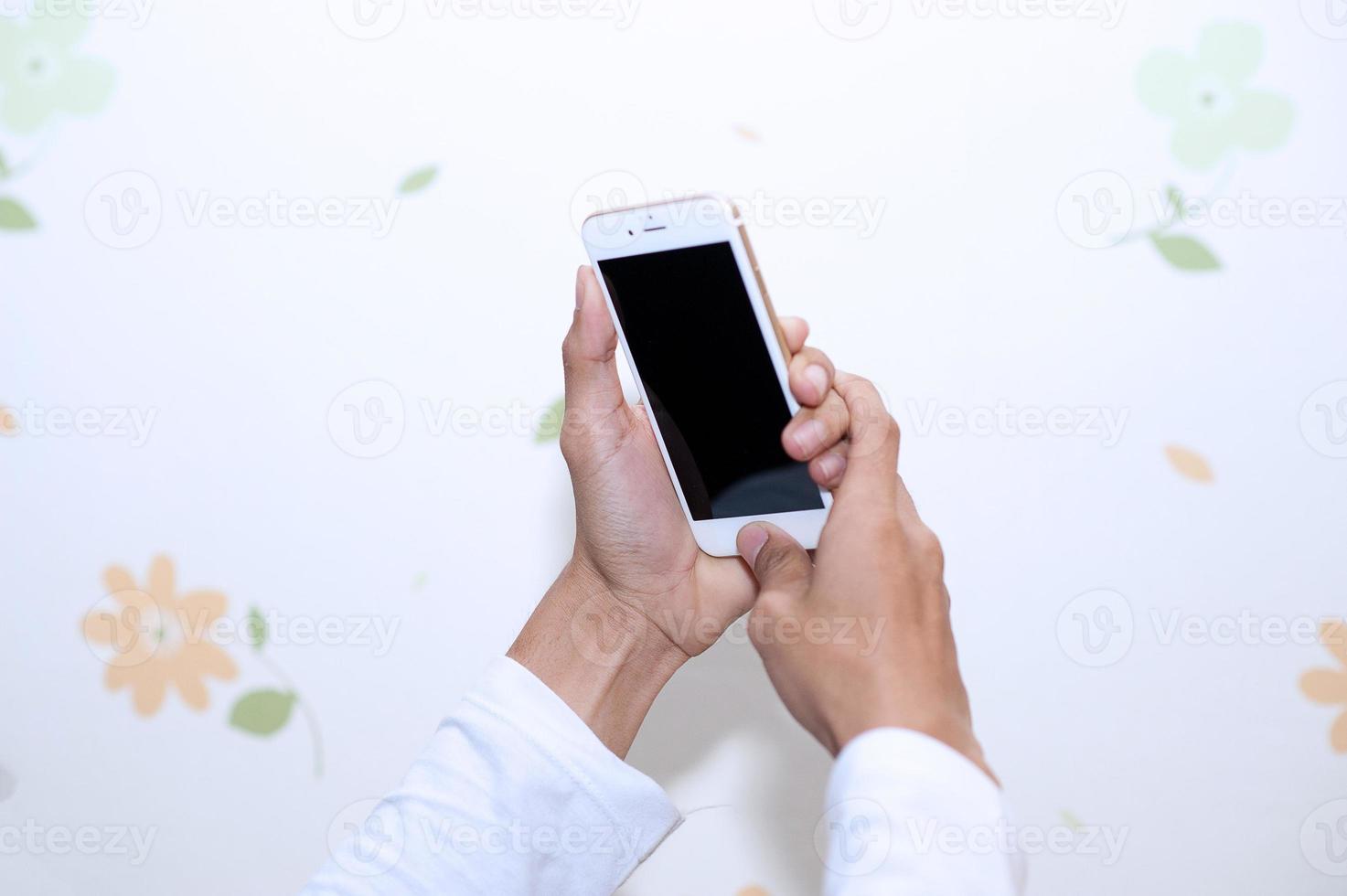 mãos e telefones celulares. dispositivo de comunicação foto