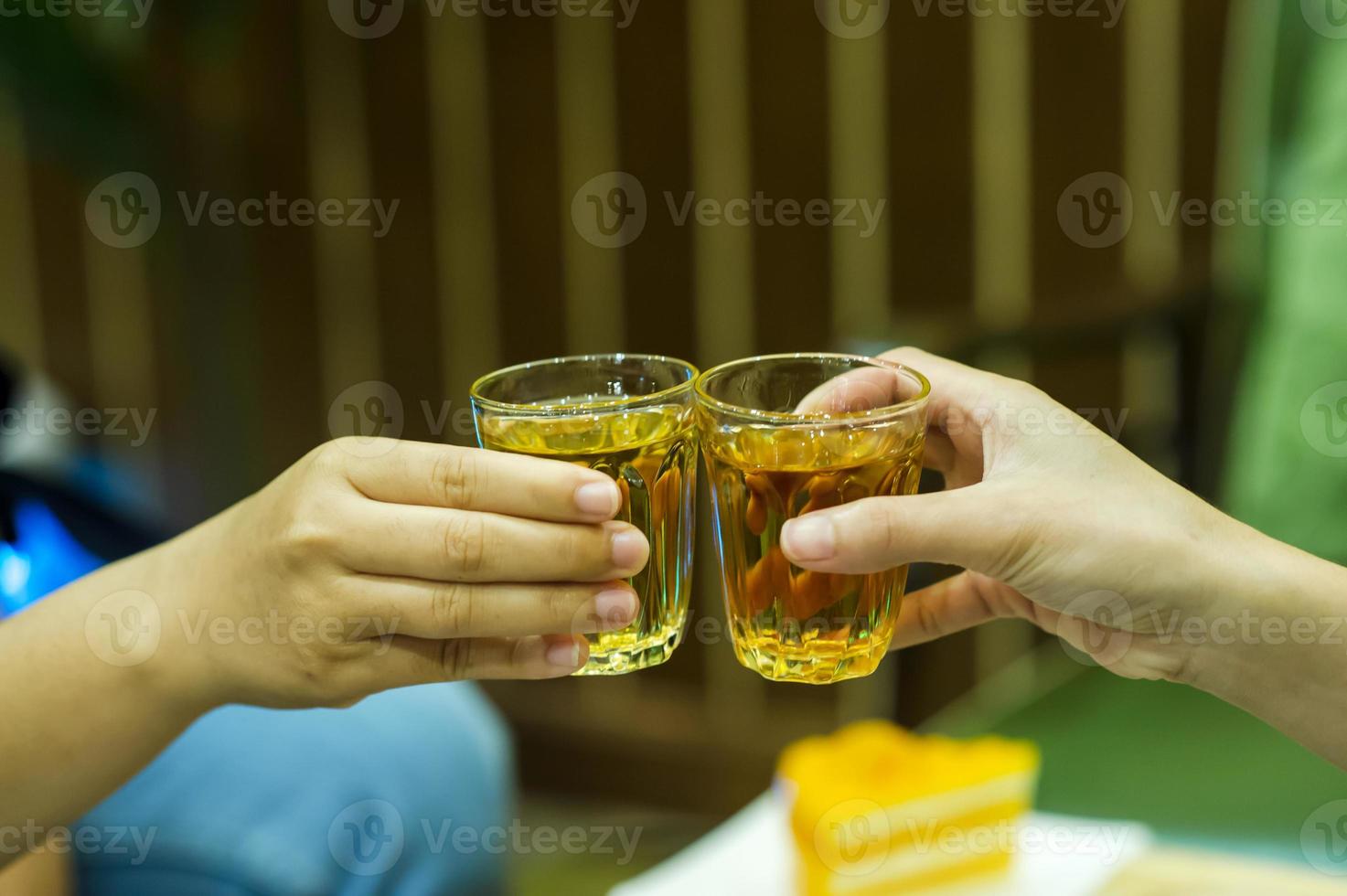 sucos de mão e licor na loja de bebidas bebendo licor. o conceito de bebida e intoxicação foto