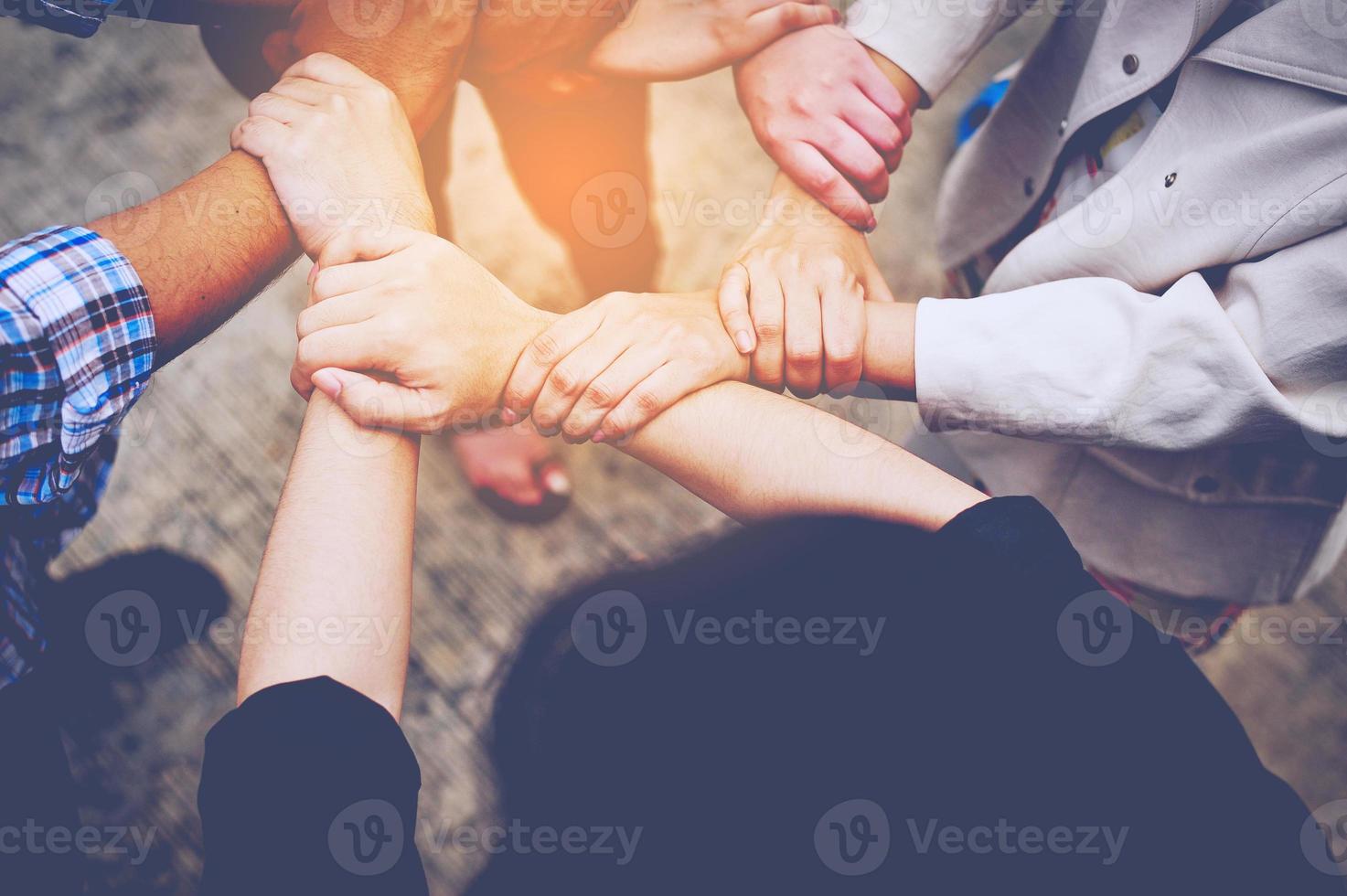 reunião de negócios e trabalho em equipe na unidade de telefone comercial on-line de trabalho no grupo e para o sucesso do negócio. foto