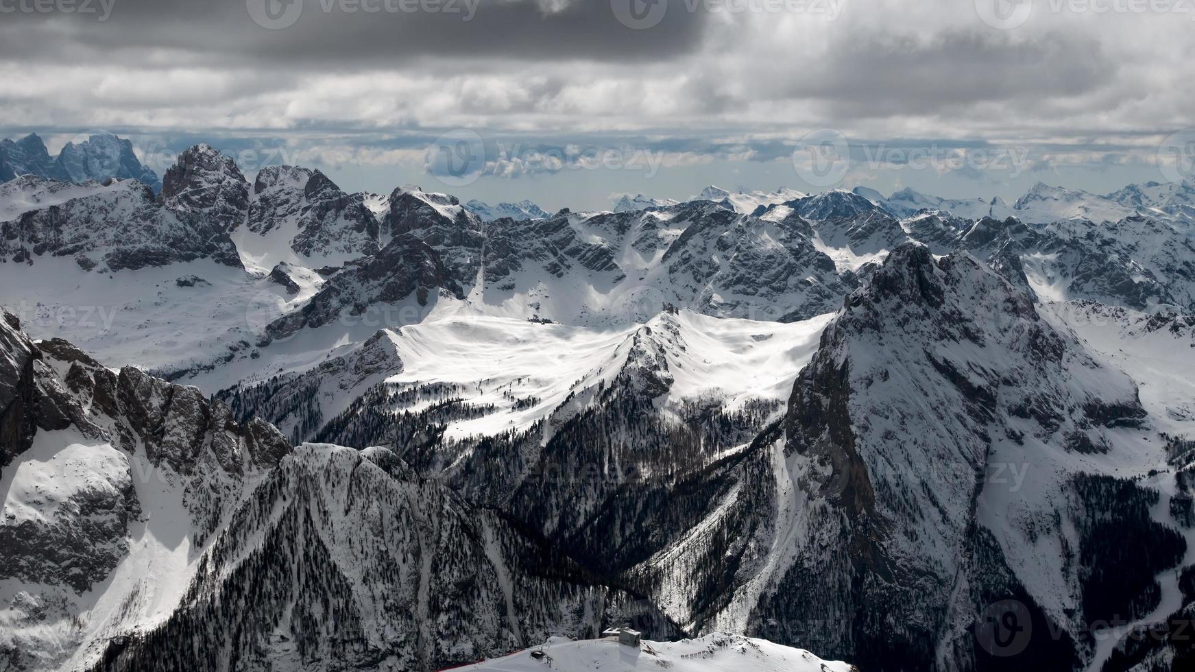 vista de sass pordoi na parte superior de val di fassa foto