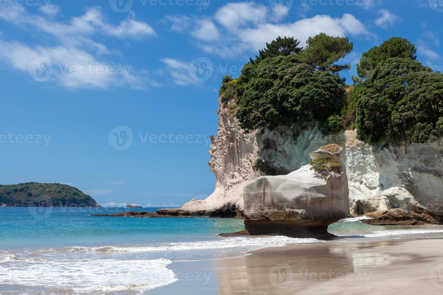 Cathedral Cove Beach perto de Hahei na Nova Zelândia foto