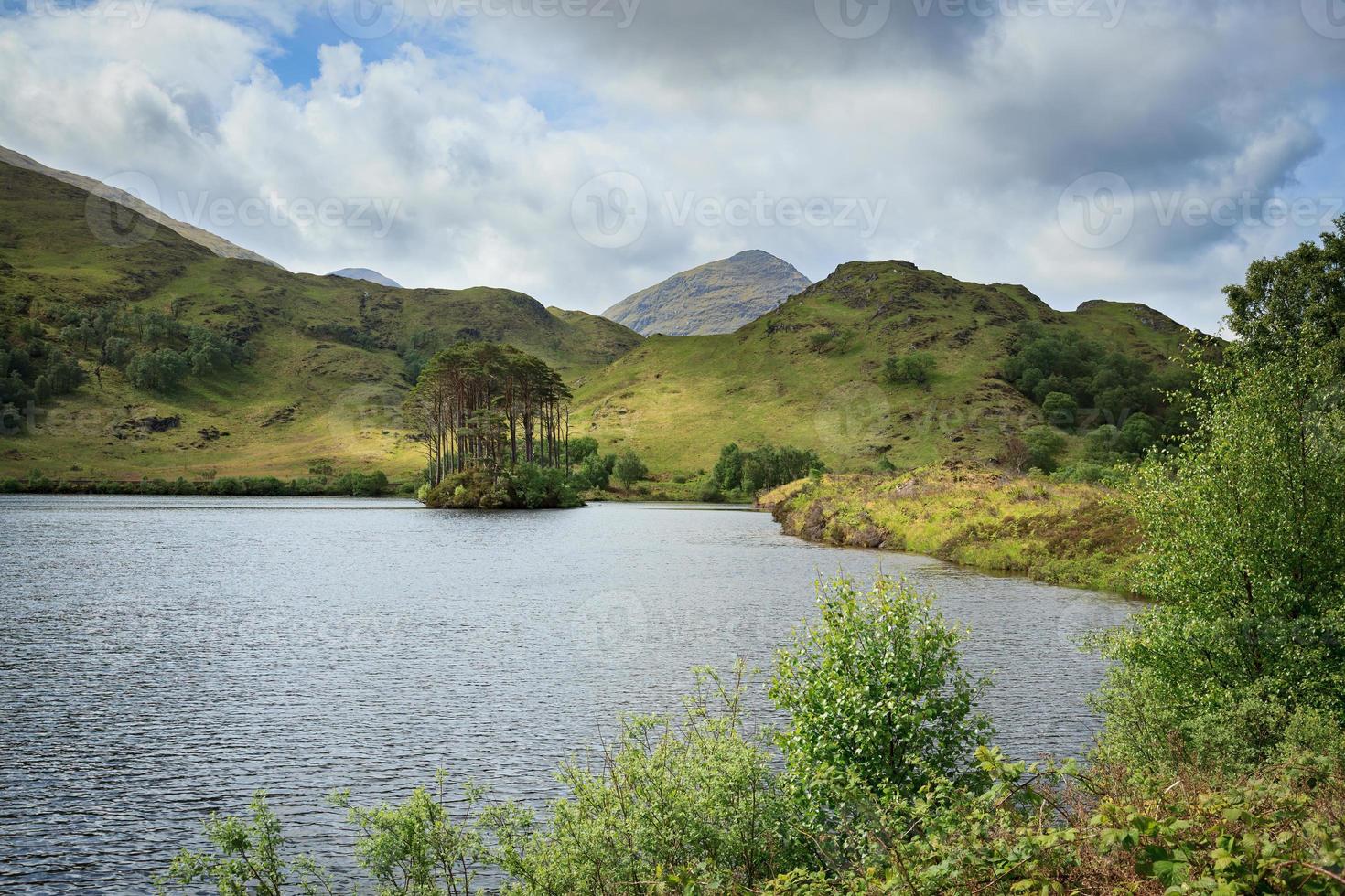 loch eilt é um lago de água doce em lochaber, nas montanhas ocidentais da Escócia foto