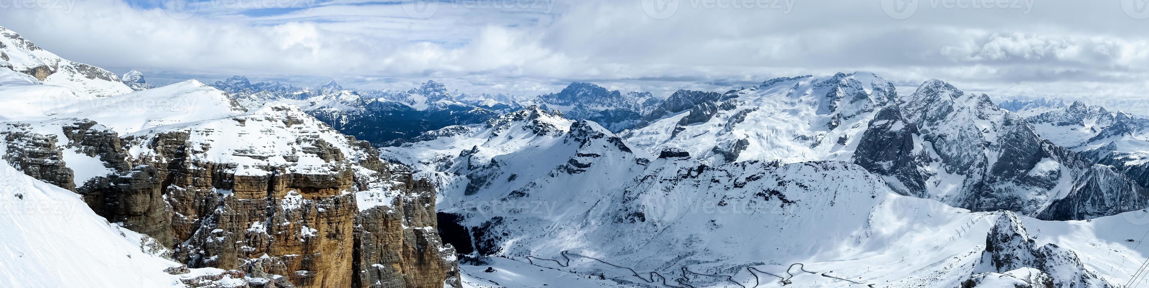 vista de sass pordoi na parte superior de val di fassa foto