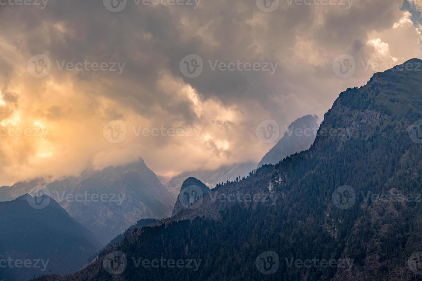 campo ao redor do lago alleghe, veneto, itália foto