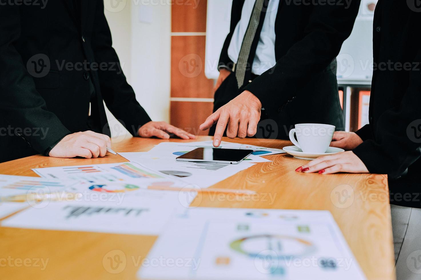 reunião da equipe de finanças de negócios foto