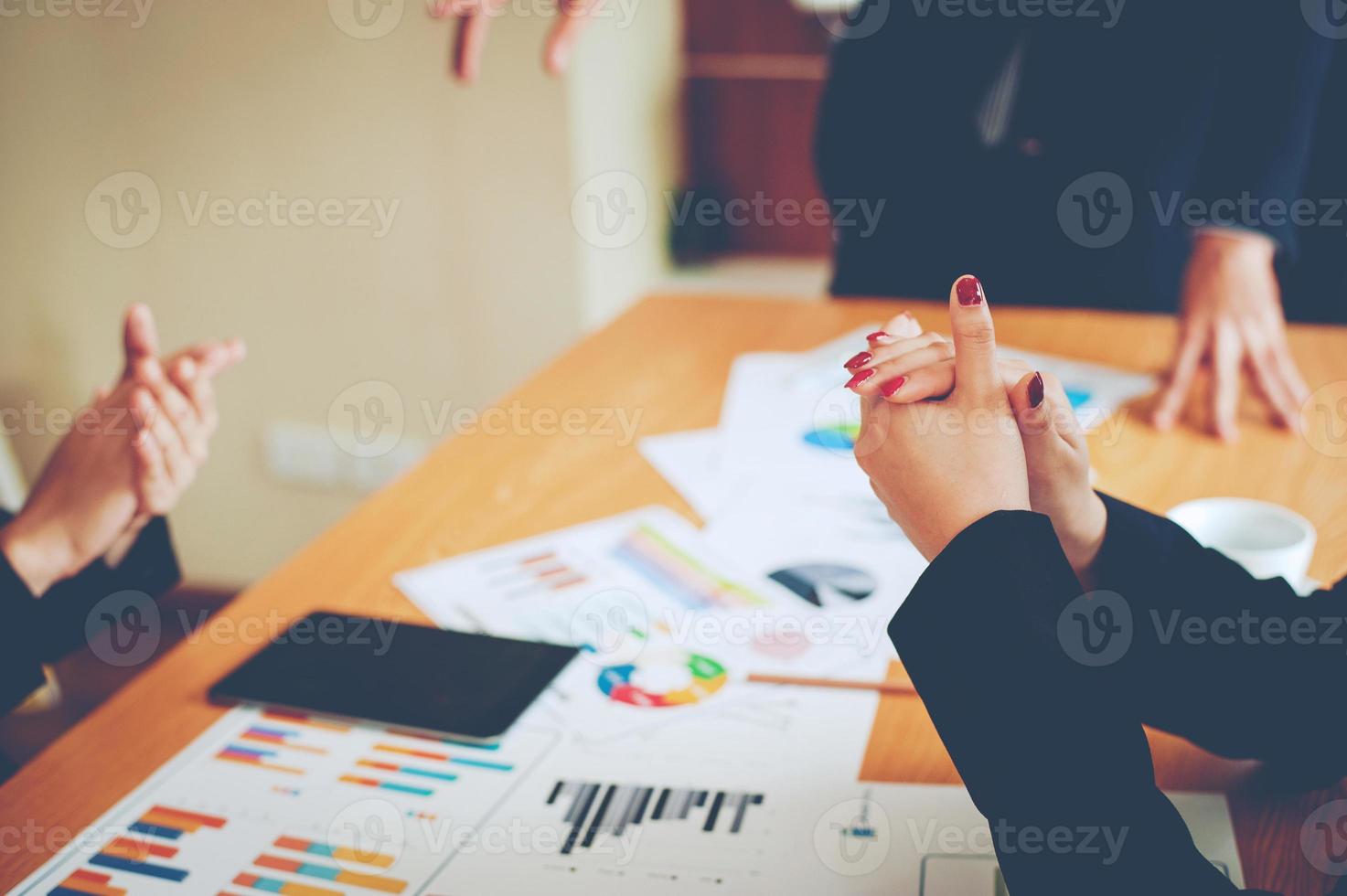 equipe de trabalho em equipe fazendo negócios como uma equipe de reuniões corporativas unidade no trabalho no escritório o sucesso dos empresários. ter sucesso. foto